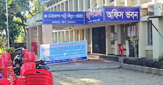 নেত্রকোণায় গণছুটিতে পল্লী বিদ্যুতের কর্মচারীরা, বিপর্যয়ে গ্রাহকরা